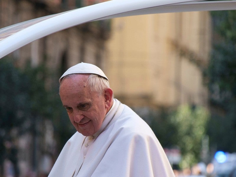 El Papa Francisco durante su visita a Nápoles, Italia.