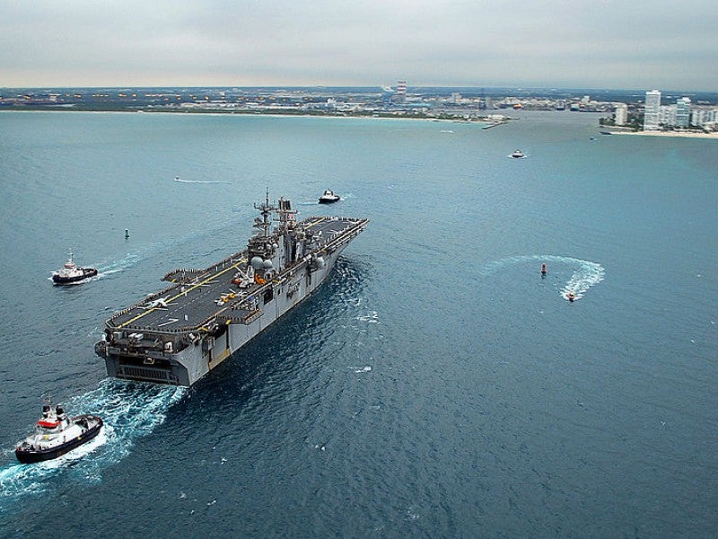 Un barco de la marina llega a Port Everglades.