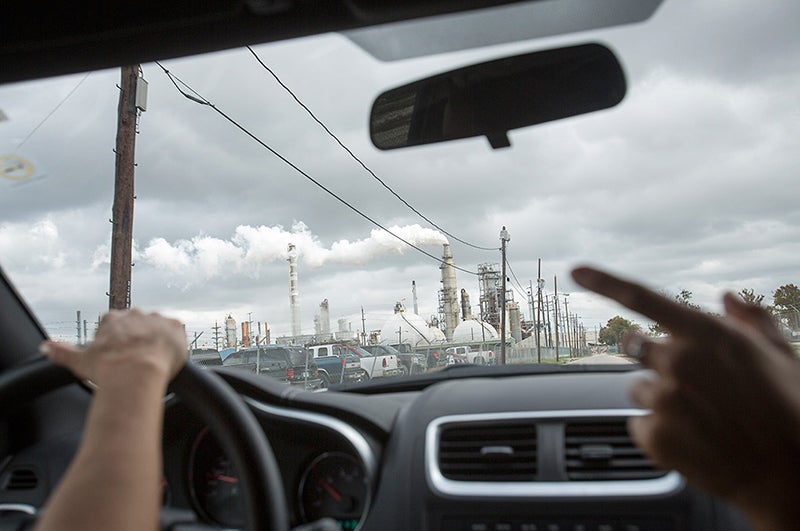 Residents who live near refineries draw attention to harmful pollution through "toxic tours" for elected officials, regulators, and community members. But more national pressure is needed to stop multi-billion dollar companies from freely polluting their communities.
 (ERIC KAYNE / EARTHJUSTICE)