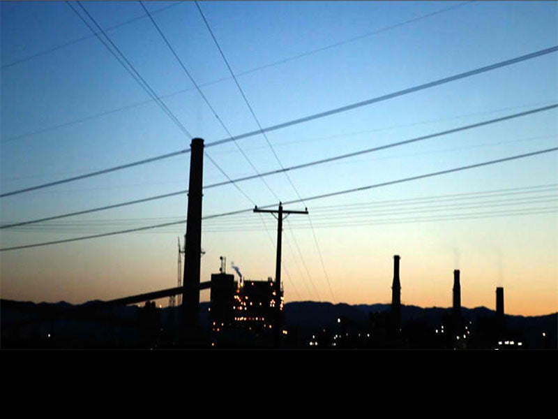 The Reid Gardner coal-fired power plant is located just a couple hundred yards from the homes of Moapa Paiute families.
(Photo by Chris Jordan-Bloch / Earthjustice)