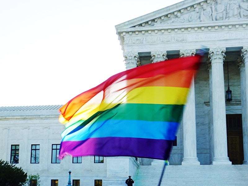 La Corte Suprema de los Estados Unidos afirma que el Título VII de la Ley de Derechos Civiles prohíbe la discriminación basada en la identidad de género u orientación sexual.
(MOLLY RILEY / AFP VIA GETTY IMAGES)
