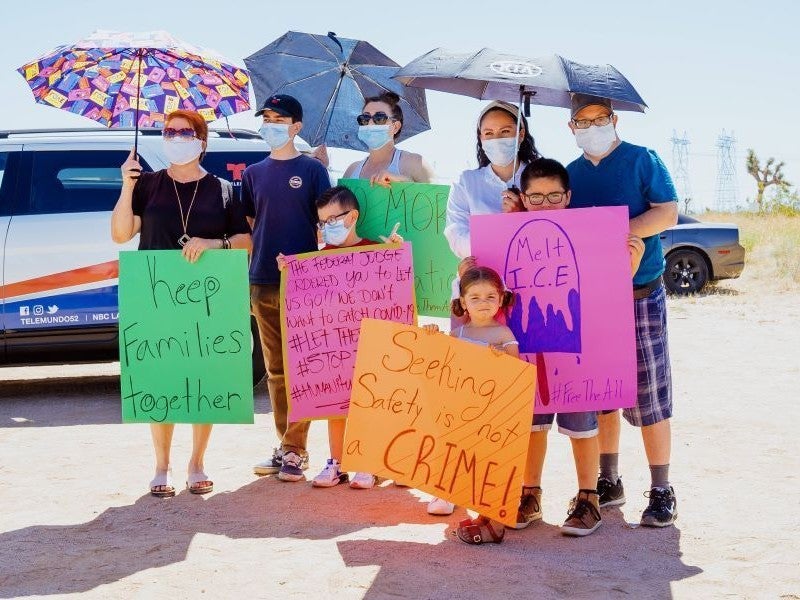Una familia se reúne en una protesta titulada #FreeThemAll, en las inmediaciones del Centro de Detención de Adelanto, California
(Julio Manzo, imagen proporcionada por Inland Empire Coalition for Immigrant Justice)