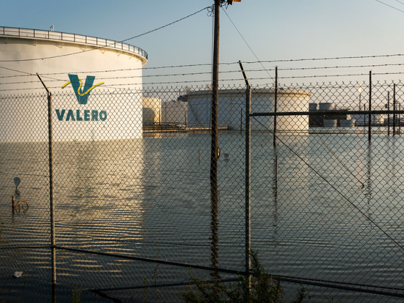 La refinería petrolera de Valero, en Port Arthur, Texas, rodeada de agua. Septiembre 1 de 2017
(ALEX GLOSTRUM / LOUISIANA BUCKET BRIGADE)